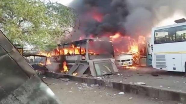 दिल्ली के तिमारपुर इलाके में पार्किंग में खड़ी 4 टूरिस्ट बसों में को अचानक आग लग गई