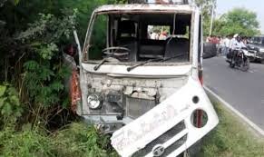 महाराष्‍ट्र के लातूर में मंगलवार सुबह एक कार और जीप के बीच भीषण टक्‍कर हो गयी