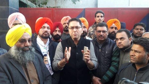 धक्केशाही के विरोध में मिनी सचिवालय व थाना लाहौरी गेट के बाहर आम आदमी पार्टी ने धरना