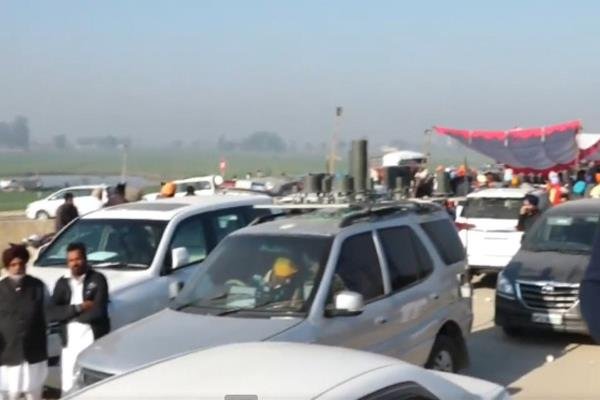 सुखबीर सिंह बादल के नेतृत्व में चल रहा अकाली दल का धरने के चलते मालवा,माझा तथा दोआबा जानें वाले मार्गों पर बड़ा जाम लगा