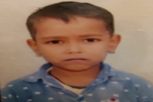 8 वर्षीय बच्चे की हत्या के बाद उसका शव गांव में ही किराए पर रहने वाले एक युवक के कमरे से बैग में बंद मिला