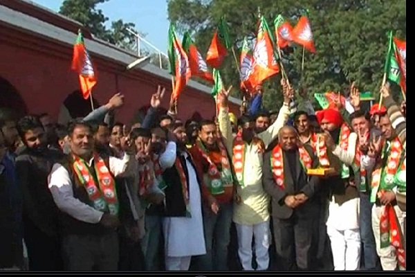 जीत की सूचना मिलने पर मंत्री कांबोज सहित सभी कार्यकर्ता ढोल की थाप पर जमकर थिर