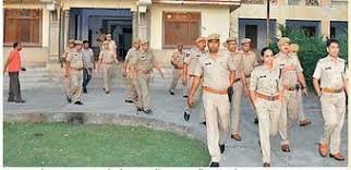 पुलिस द्वारा संवेदनशील क्षेत्रों के साथ-साथ हर चौक व बाईपास की बैरीकेटिंग कर राऊंड-द-क्लॉक लगाए गए  विशेष नाके