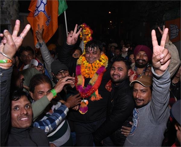 देश की सबसे बड़ी पार्टी भाजपा 51 वार्डों में से केवल 8 सीटों पर ही सिमट गई