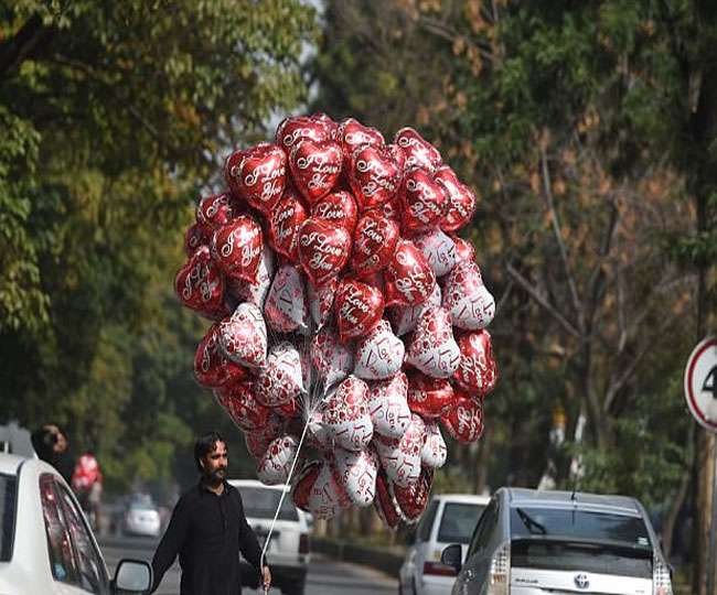पाकिस्तान की मीडिया रेगुलेटरी अथॉरिटी ने एक कोर्ट के आदेश पर वैलेंटाइन से संबंधित विज्ञापनों पर प्रतिबंध लगाया