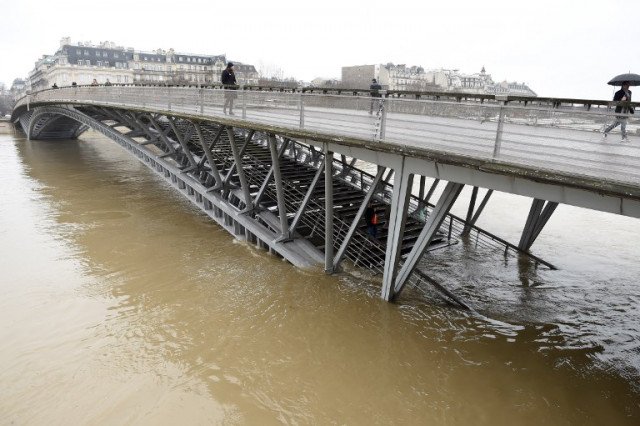 FLOOD IN RIVER SAIN GROSE UP TO 6 MEETERS IN PARIS STILL RISING OVER FLOW