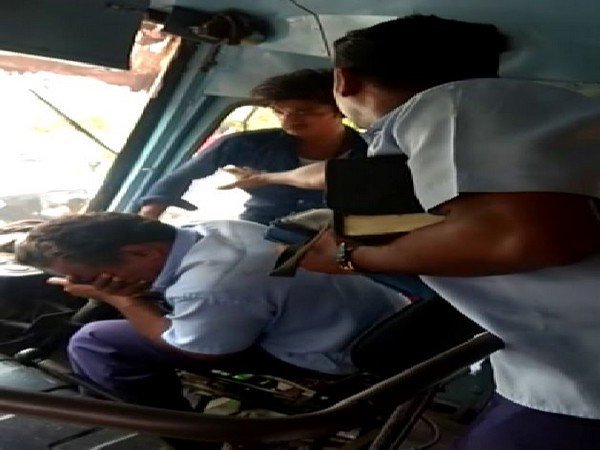 बस चालक ने किया ओवरटेक तो पीट-पीटकर कर डाला घायल