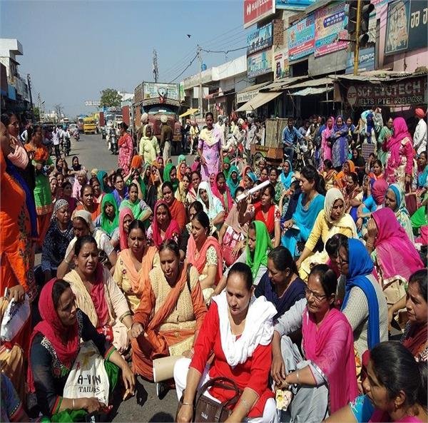 विश्व महिला दिवस पर आंगनवाडी वर्करों का सरकार के खिलाफ प्रदर्शन