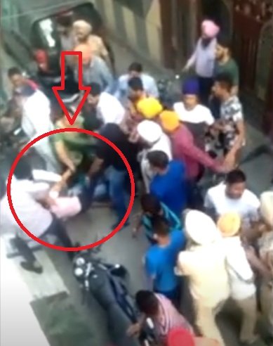 पुलिस के सामने SGPC कर्मी की पिटाई