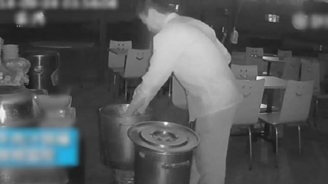 रेस्तरां मालिक ने सूप में किया पेशाब, वीडियो हुआ वायरल