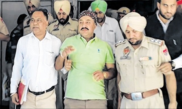 अदालत से सुरक्षा मांगने आया इंस्पैक्टर बाजवा गिरफ्तार