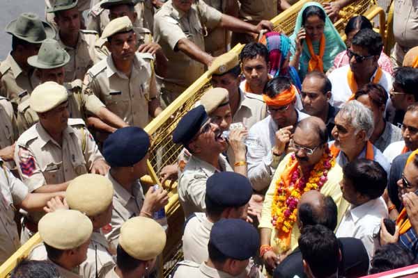 गिरफ्तारी देने थाने पहुंचे पंडित सुरेश मिश्रा