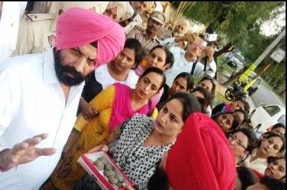 ਵਿਧਾਇਕ ਪਿੰਕੀ ਨੂੰ ਪੇਸ਼ ਕੀਤੇ ਮਿੱਟੀ ਅਤੇ ਸੁਆਹ ਦੇ ਲੱਡੂ