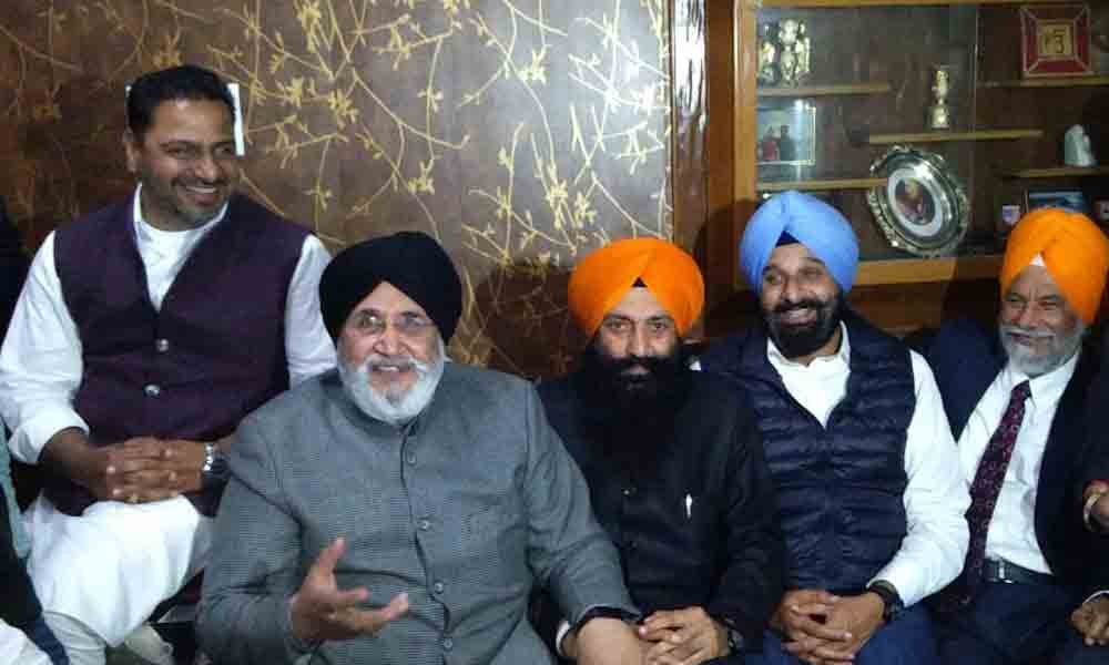ਮੁੱਖ ਮੰਤਰੀ ਨੂੰ ਮਿਲਿਆ ਐਵਾਰਡ ‘ਆਦਰਸ਼ ਸੀ ਐਮ’ ਦੀ ਥਾਂ ‘ਵਿਹਲਾ ਸੀ ਐਮ’ ਹੋਣਾ ਚਾਹੀਦਾ ਸੀ