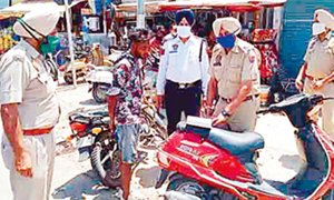 ਟ੍ਰੈਫਿਕ ਪੁਲਿਸ ਸੰਗਰੂਰ ਨੇ ਬਿਨ੍ਹਾਂ ਮਾਸਕ ਲਗਾਏ ਬਜ਼ਾਰਾਂ ਵਿੱਚ ਆਉਣ ਵਾਲੇ ਲੋਕਾਂ ਤੇ ਕਸਿਆ ਸ਼ਿਕੰਜ਼ਾ