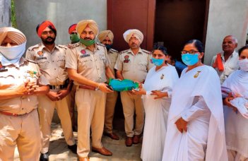 ਤਨਦੇਹੀ ਨਾਲ ਡਿਊਟੀ ਨਿਭਾ ਰਹੇ ਪੁਲਿਸ ਅਧਿਕਾਰੀਆਂ ਨੂੰ ਕੀਤਾ ਸਨਮਾਨਿਤ