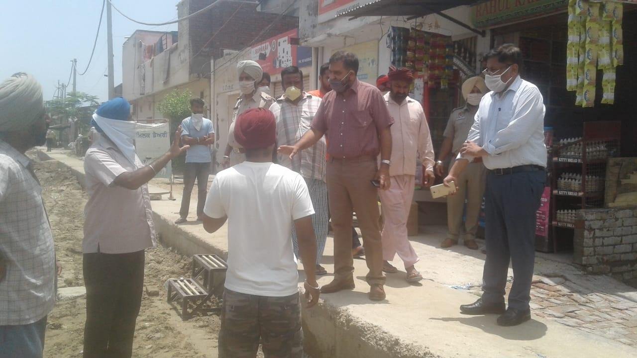 ਡਿਪਟੀ ਕਮਿਸ਼ਨਰ ਨੇ ਮੀਂਹ ਕਾਰਨ ਧਸੀ ਬਾਜਾਖਾਨਾ ਰੋਡ ਦਾ ਕੀਤਾ ਦੌਰਾ