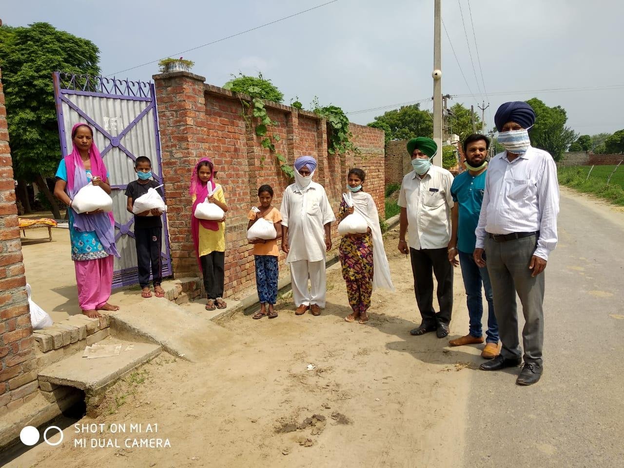ਵਿਦਿਆਰਥੀਆਂ ਨੂੰ ਮਿਡ-ਡੇਅ ਮੀਲ ਤਹਿਤ ਅਨਾਜ ਵੰਡਿਆ