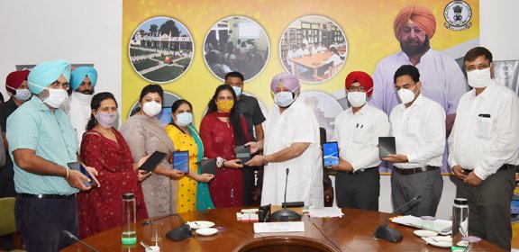 ਮੁੱਖ ਮੰਤਰੀ ਵੱਲੋਂ ਸਰਕਾਰੀ ਪ੍ਰਾਇਮਰੀ ਸਕੂਲਾਂ ਨੂੰ ਵਰਚੁਅਲ ਢੰਗ ਨਾਲ 2625 ਟੈਬਲੇਟਸ ਦੀ ਵੰਡ, 1467 ਸਮਾਰਟ ਸਕੂਲਾਂ ਦਾ ਕੀਤਾ ਉਦਘਾਟਨ
