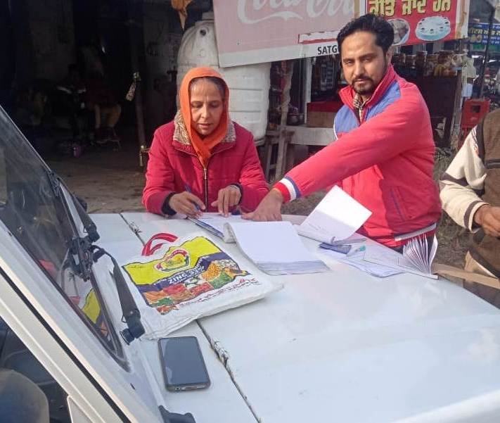 ਐਸ.ਡੀ.ਐਮ. ਨੇ ਵਾਹਨਾਂ ਪਿੱਛੇ ਰਿਫਲੈਕਟਰ ਲਗਾ ਕੇ ਲੋਕਾਂ ਦੀ ਜਾਨ-ਮਾਲ ਦੀ ਰਾਖੀ ਦਾ ਦਿੱਤਾ ਸੱਦਾ