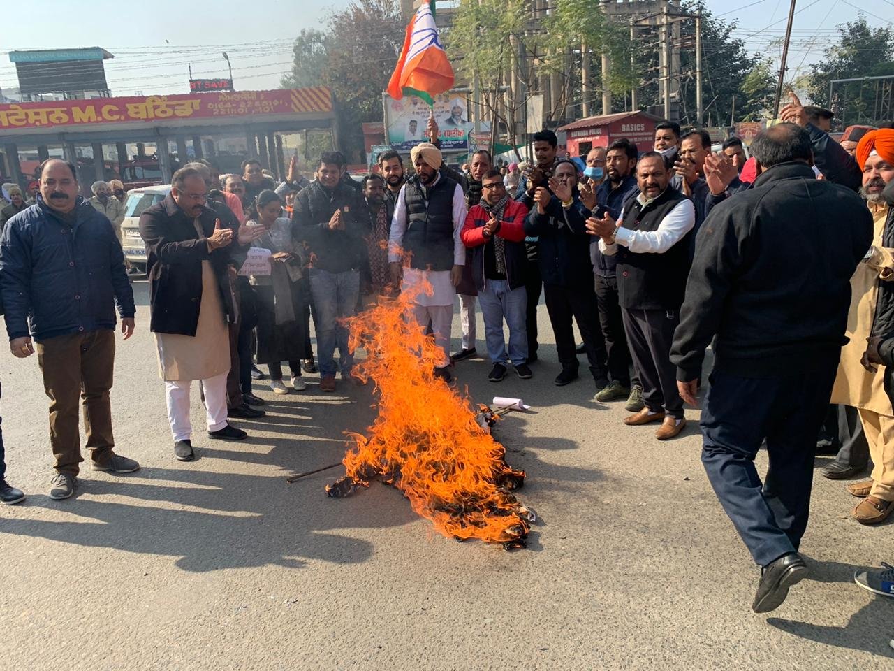 कांग्रेसी सांसद रवनीत बिट्टू के एक जनवरी से लाशें बिछाने वाले बयान के खिलाफ भाजपा  युवा मोर्चा ने पुतला फूंक प्रदर्शन किया