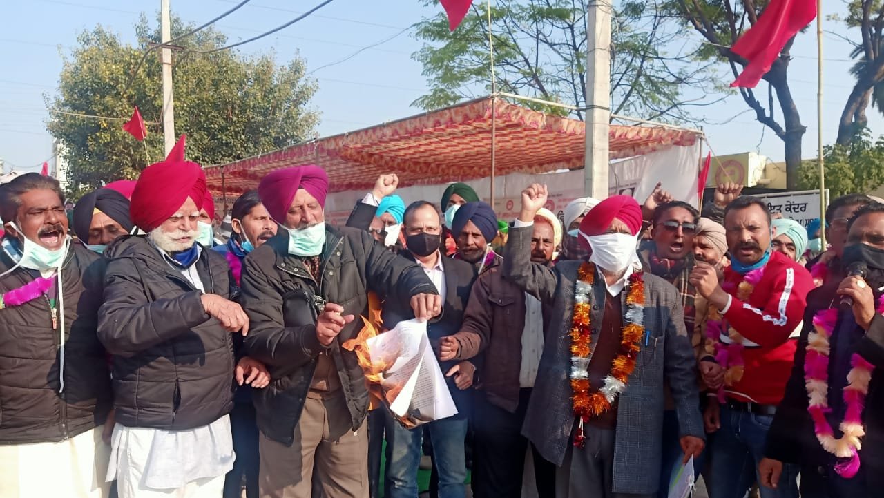 ਅੱਜ ਇੱਥੇ ਕਿਸਾਨ ਅੰਦੋਲਨ ਦੇ ਹੱਕ ਵਿੱਚ ਇਸ ਮਹਾਨ ਅੰਦੋਲਨ ਨਾਲ ਇਕਮੁੱਠਤਾ ਪ੍ਰਗਟ ਕਰਨ ਲਈ ਦਰਸ਼ਨ ਸਿੰਘ ਲੁਬਾਣਾ ਪ੍ਰਧਾਨ ਪ.ਸ.ਸ.ਫ. ਅਤੇ ਪ੍ਰਧਾਨ ਕਲਾਸ ਫੋਰਥ ਇੰਪਲਾਈਜ਼ ਯੂਨੀਅਨ ਪੰਜਾਬ ਦੀ ਅਗਵਾਈ ਵਿੱਚ 101 ਕਰਮਚਾਰੀ ਯੂਨੀਅਨ ਦਫਤਰ ਅੱਗੇ ਭੁੱਖ ਹੜਤਾਲ ਤੇ ਬੈਠੇ ਅਤੇ ਇਸ ਮੌਕੇ ਤੇ ਇੱਕ ਵਿਸ਼ਾਲ ਰੈਲੀ ਸੜਕ ਜਾਮ ਕਰਕੇ ਕੀਤੀ ਗਈ। ਮੋਦੀ ਸਰਕਾਰ ਵਲੋਂ ਕਿਸਾਨ ਅਤੇ ਖੇਤੀ ਵਿਰੋਧੀ ਤਿੰਨੇ ਕਾਲੇ ਕਾਨੂੰਨ ਦੀਆਂ ਕਾਪੀਆਂ ਸਾੜੀਆਂ ਗਈਆਂ।