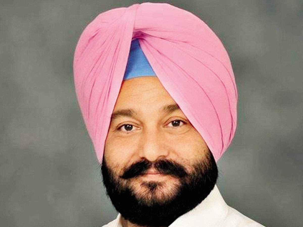 ਮਾਲ ਮੰਤਰੀ ਵੱਲੋਂ ਪੰਜਾਬ ਮਾਲ ਅਫਸਰ ਐਸੋਸੀਏਸ਼ਨ ਦੁਆਰਾ ਸੰਕਲਿਤ ਡਾਇਰੈਕਟਰੀ ਅਤੇ ਰਜਿਸਟਰੀਆਂ ਸਬੰਧੀ ਨਿਰਦੇਸ਼ਾਂ ਦਾ ਕਿਤਾਬਚਾ ਜਾਰੀ
