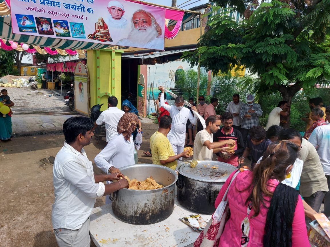 गरीबों,निशक्त जनों के लिए प्रसाद वितरण कर मनाया गुरु पूर्णिमा का पर्व