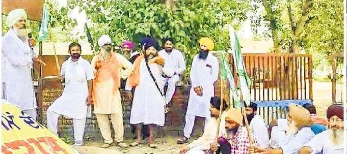 ਖੇਮਕਰਨ ਪੁਲਿਸ ਦੀ ਢਿੱਲੀ ਕਾਰਗੁਜ਼ਾਰੀ ਦੇ ਰੋਸ ਵਜੋਂ ਇਲਾਕਾ ਵਾਸੀਆਂ ਨੇ ਥਾਣੇ ਅੱਗੇ ਲਾਇਆ ਰੋਸ ਧਰਨਾ