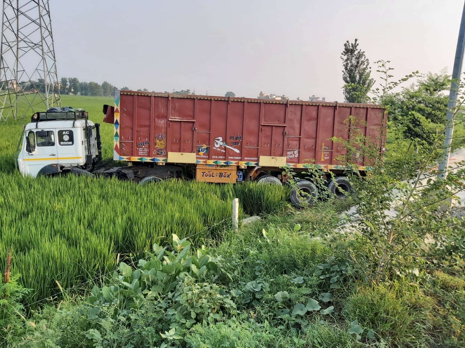 ਨਕੋਦਰ ਲਾਗੇ ਜਲੰਧਰ-ਮਲਸੀਆਂ ਹਾਈਵੇਅ ਤੇ ਟਰੱਕ ਟਰਾਲੇ ਦਾ ਟਾਈਰ ਫਟਣ ਕਾਰਣ ਦੋ ਗੱਡੀਆਂ ਆਈਆਂ ਟਰਾਲੇ ਦੀ ਝਪੇਟ ਚ, 6 ਵਿਅਕਤੀ ਜਖਮੀ, ਇਕ ਦੀ ਮੌਤ