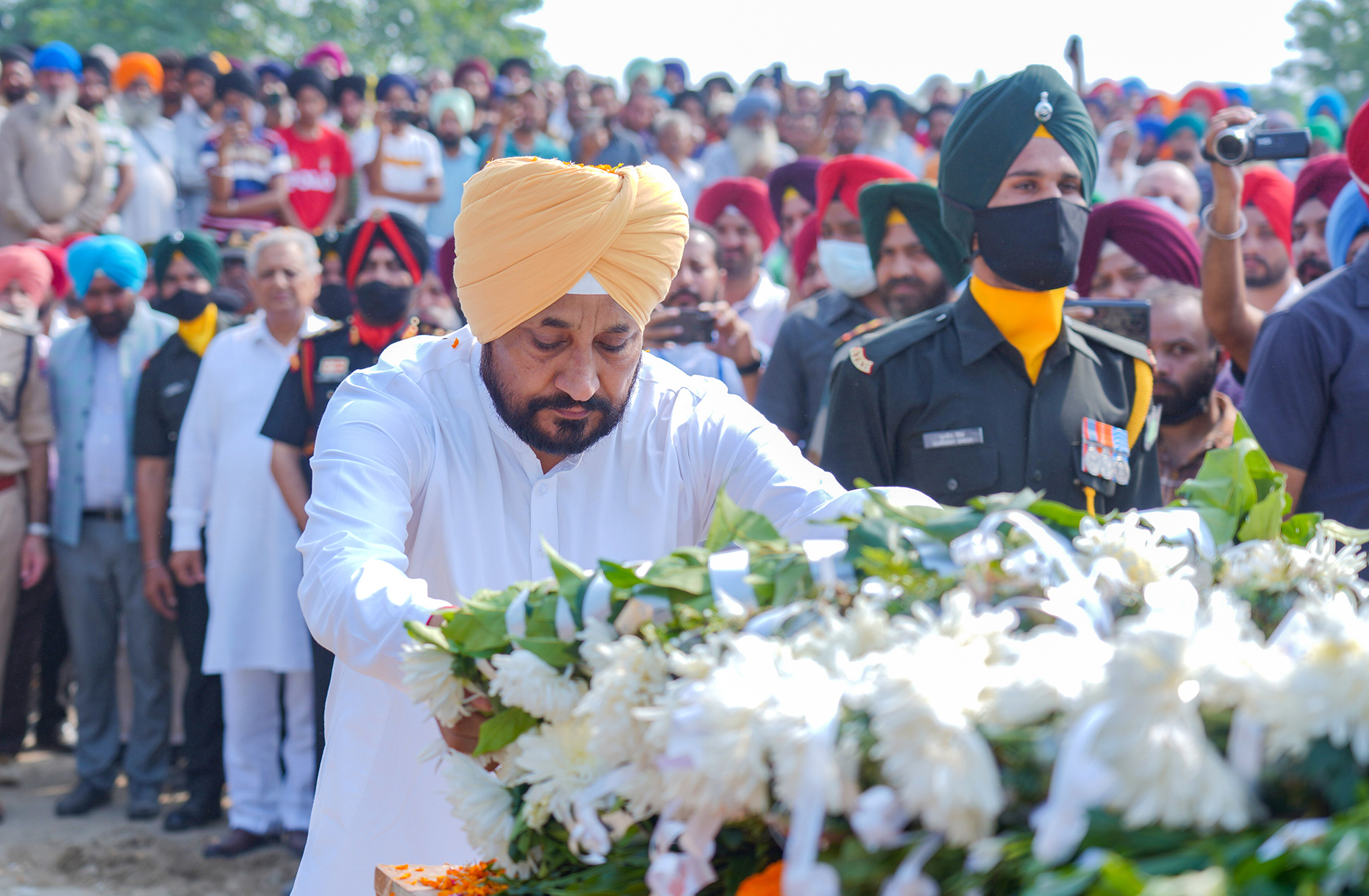मुख्यमंत्री ने शहीद सिपाही गज्जण सिंह के पैतृक गाँव पचरंडा में पहुँच कर परिवार के साथ दुख साझा किया