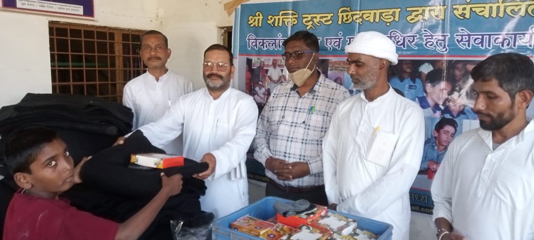मूक-बधिर, निःशक्त बच्चों को वस्त्र, कंबल, मिठाई भेंट