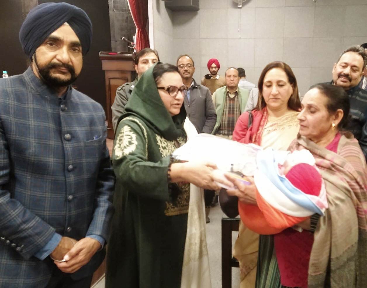 पंजाब के हरेक आंगणवाड़ी केंद्र पर महिलाओं को मुफ़्त में मुहैया होंगे सैनेटरी पैड – रज़िया सुल्ताना