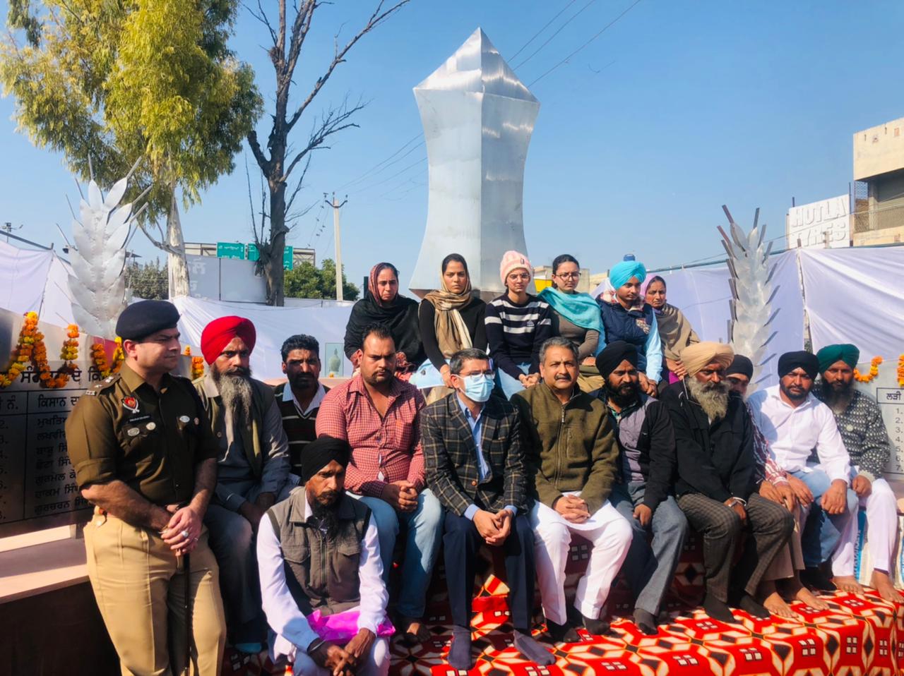 पंजाब के लोक निर्माण मंत्री विजय इंदर सिंगला ने किया शहीद किसान स्मारक का उद्घाटन, जहाँ पत्थरों पर अंकित हैं दिल्ली मोर्चाे में शहीद हुए किसानों के नाम