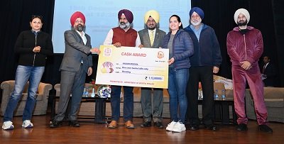 खेल मंत्री परगट सिंह ने खिलाडिय़ों और प्रशिक्षकों को 11.80 करोड़ रुपए की राशि बाँटी