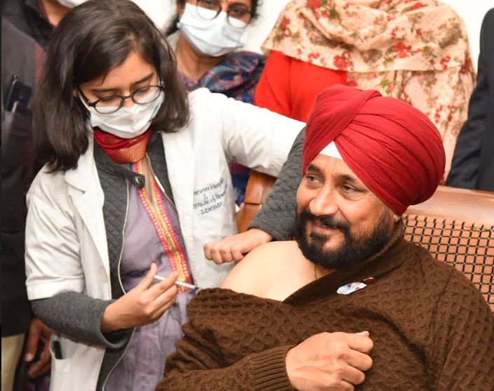 मुख्यमंत्री ने कोविड वैक्सीन की दूसरी ख़ुराक ली, ओमीक्रोन के मद्देनज़र बचाव के लिए जल्द से जल्द टीकाकरण करवाने की अपील