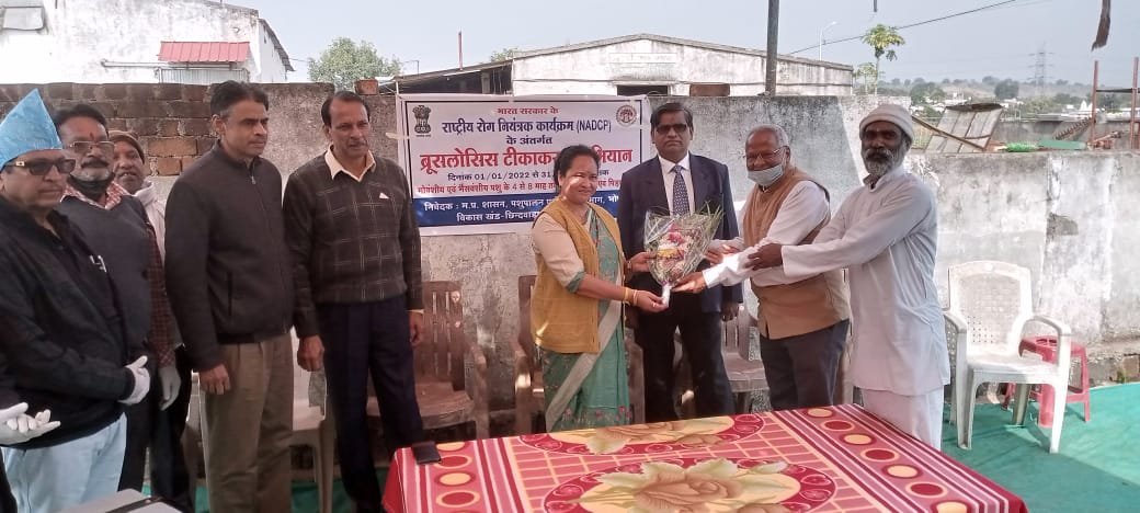 खजरी गौशाला से टीकाकरण अभियान की शुरुआत