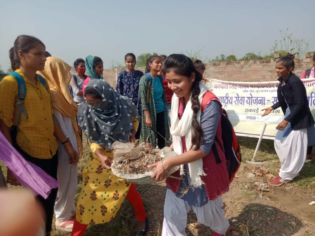 एन.एस.एस के एक दिवसीय शिविर में स्वयंसेवकों ने चलाया सफाई अभियान