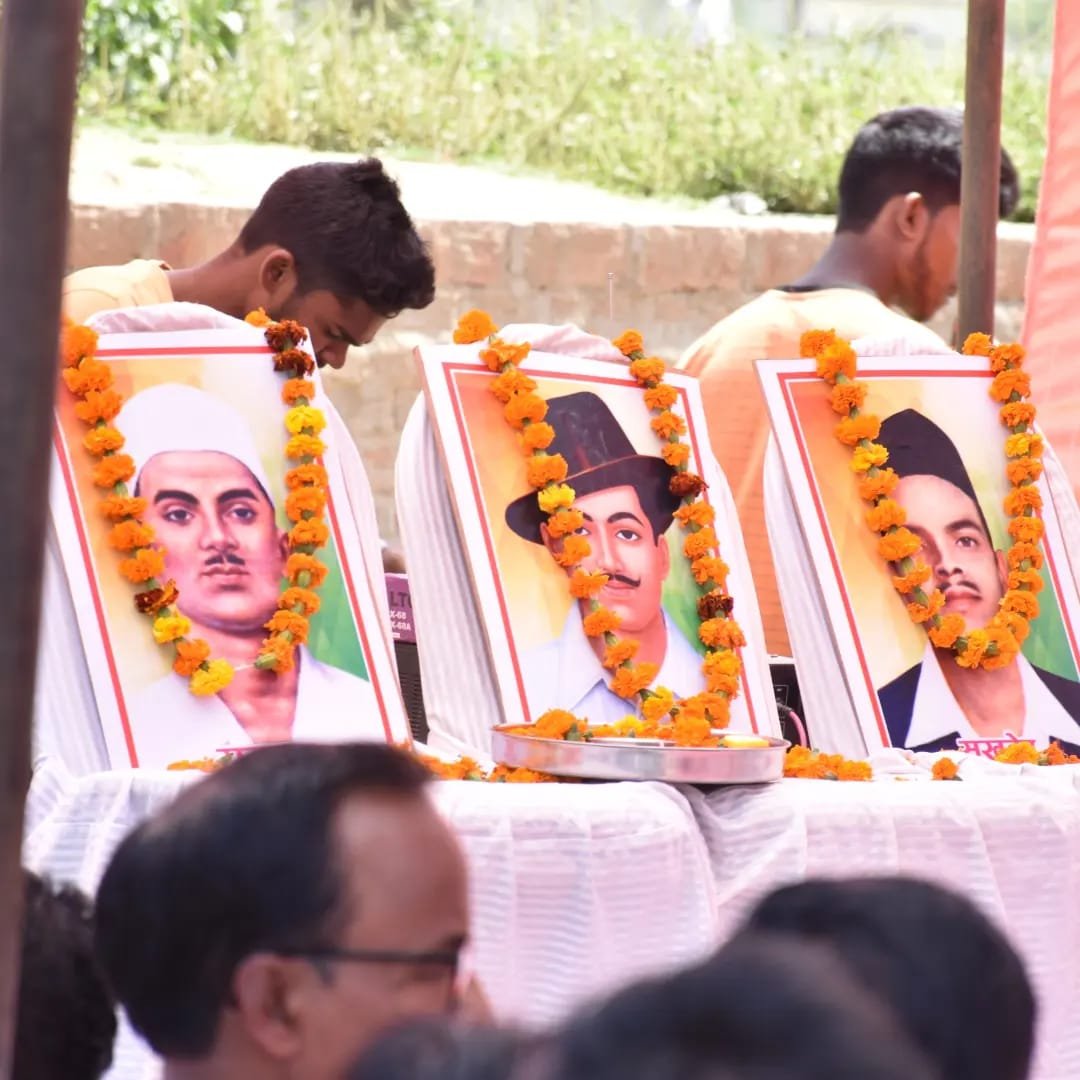 क्रांतिकारी गरीब सेवा फाउंडेशन ने मनाया शहीद दिवस  हरदोई- हरदोई के जगदीशपुर गांव मे