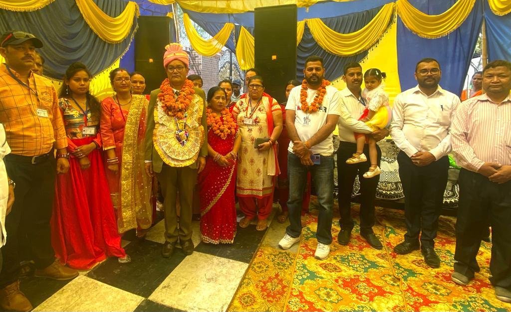 सेवा सुरक्षा सहयोग समिति नेपाली संस्था की टीम ने कृष्ण बहादुर को उपहार देकर सम्मानित किया