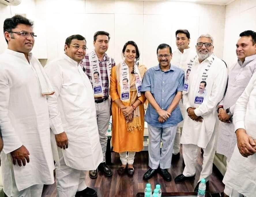 एचडीएफ पार्टी के संस्थापक निर्मल सिंह ने अपनी पार्टी का विलय आम आदमी पार्टी के साथ उनकी नीतियों से प्रभावित होकर किया