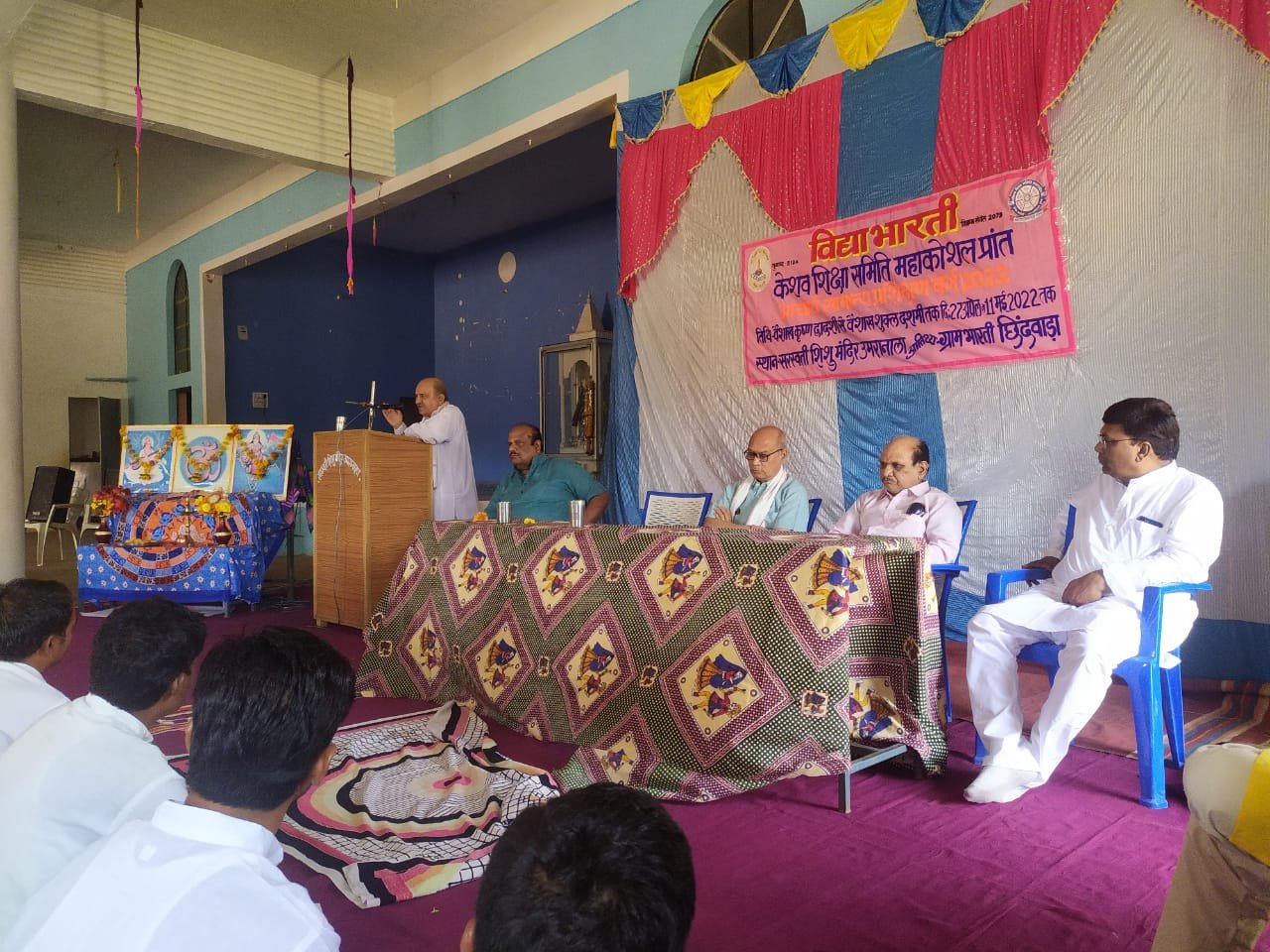 जो अपने आचरण से शिष्यों को शिक्षा दे, वह है आचार्य