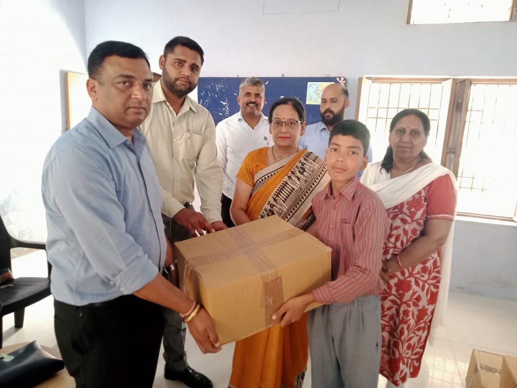 राजकीय वरिष्ठ माध्यमिक विद्यालय बिटना में किया गया ऑटोमोबाइल टूल किट का वितरण