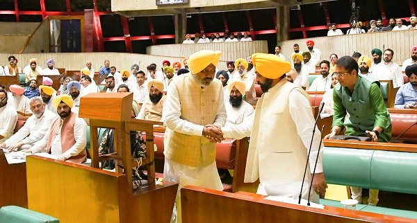 जनता बजट पेश करने पर भगवंत मान की तरफ से वित्त मंत्री हरपाल चीमा को मुबारकबाद
