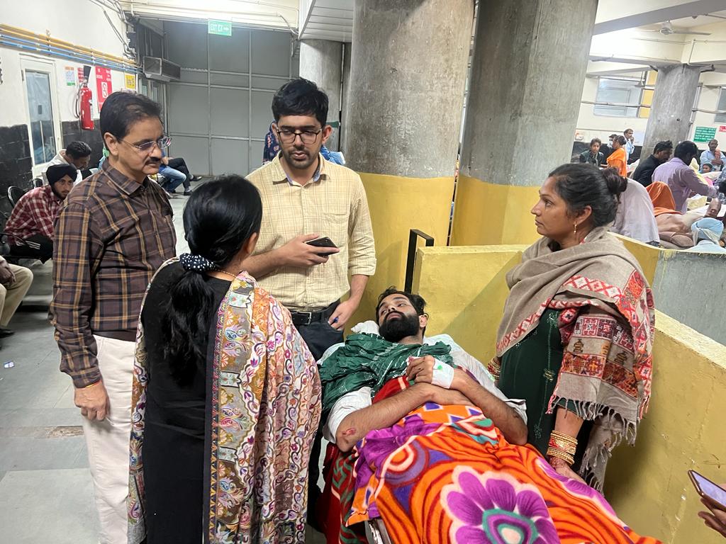  कैबिनेट मंत्री डॉ. बलजीत कौर ने एस्कॉर्ट गाड़ी से घायल मरीजों का पूछा हाल  