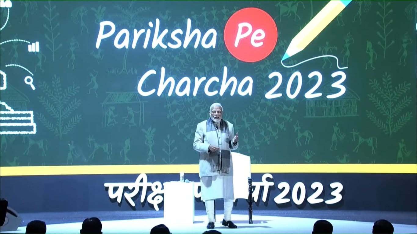 Modi ji showed the path of life to the students by discussing exams.