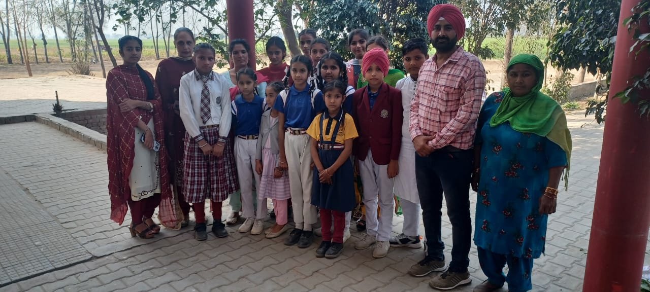 In Pinda Phlera, Guru Harikrishna School, the children of the ninth class had a party for the children of the tenth class.