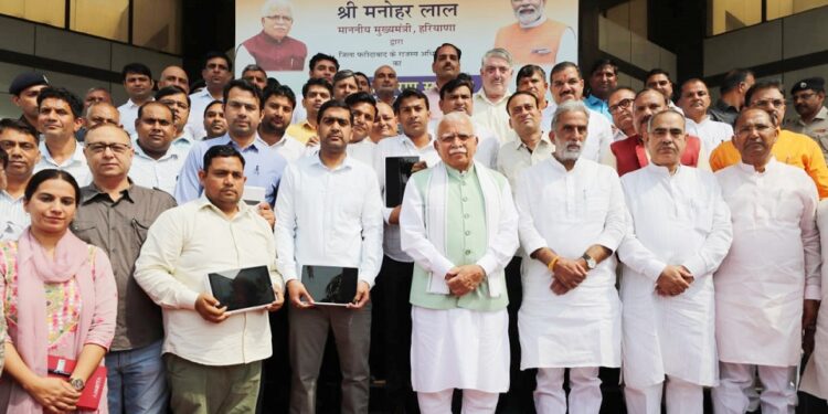 CM Manohar Lal gave away tablets in Faridabad