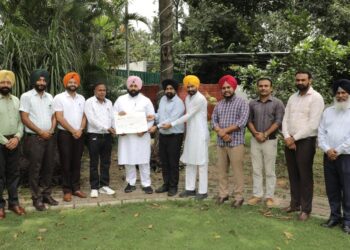 HEADMASTERS ASSOCIATION DONATED FIVE LAKHS TO THE CHIEF MINISTER PUNJAB RELIEF FUND TO HELP THE FLOOD VICTIMS