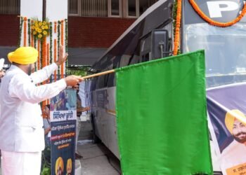 IN ANOTHER REVOLUTION IN EDUCATION SECTOR, CM FLAGS OFF BATCH OF HEADMASTERS FOR EXPERT TRAINING AT IIM, AHMEDABAD